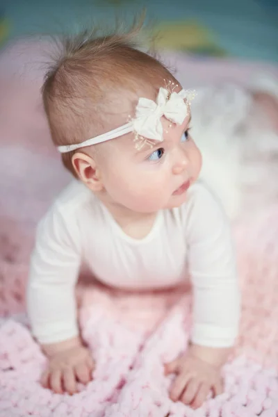 Bebê Bonito Vestido Fofo Olha Para Lado Fica Suas Alças — Fotografia de Stock