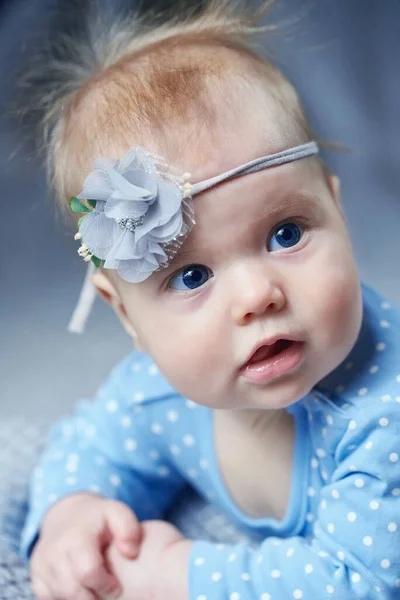 Bebê Bonito Olha Para Lado Com Uma Brincadeira Azul Cabeça — Fotografia de Stock