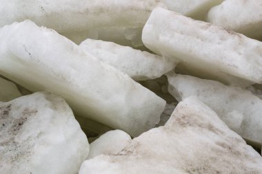 Buzdaki kalın buz parçaları kışın eriyip buzdaki su birikintileriyle kapanır.