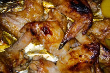 Fırında patates ve soğanlı tavuk kanadı..