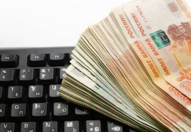 Dizüstü bilgisayarın klavyesinde farklı değerlerde bir yığın Rus rublesi var..