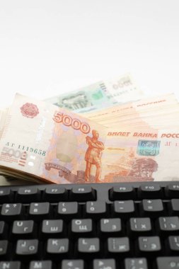 Dizüstü bilgisayarın klavyesinde farklı değerlerde bir yığın Rus rublesi var..