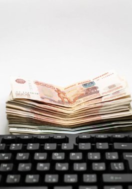 Dizüstü bilgisayarın klavyesinde farklı değerlerde bir yığın Rus rublesi var..