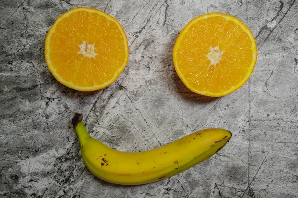 Plátano Frutas Naranja Forma Sonrisa Sobre Fondo Blanco Frutas Jugosas — Foto de Stock