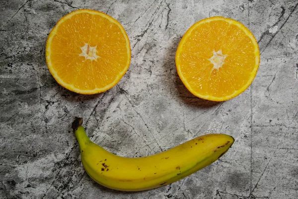 Plátano Frutas Naranja Forma Sonrisa Sobre Fondo Blanco Frutas Jugosas — Foto de Stock