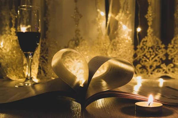 San Valentino Libro Con Pagine Forma Cuore Sfondo Scuro — Foto Stock