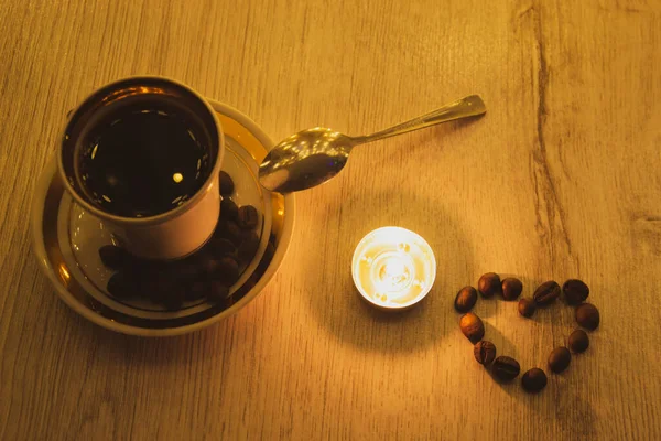커피를 사랑하고 사랑의 상징이며 원두에서 나오는 하트의 — 스톡 사진