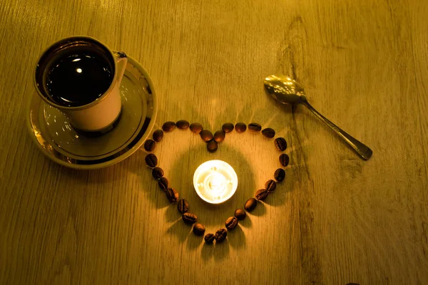 Amor Por Café Símbolo Del Amor Forma Del Corazón Granos Imágenes de stock libres de derechos