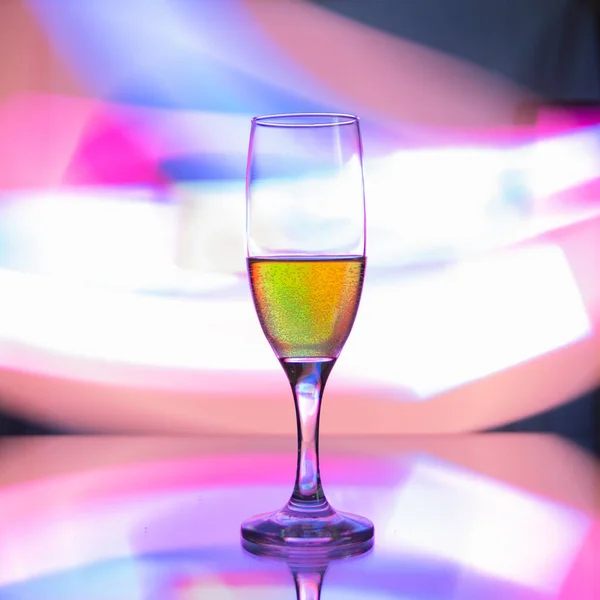 Çok Renkli Bir Arka Planda Şampanya Bardağı — Stok fotoğraf