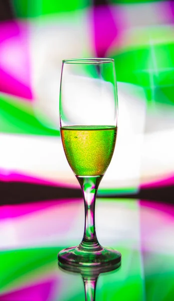 Çok Renkli Bir Arka Planda Şampanya Bardağı — Stok fotoğraf