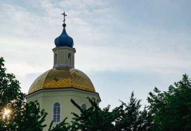 Mavi gökyüzü haçlarıyla altın ve mavi kubbeler