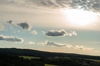 Renkli sonbahar renklerine sahip manzara