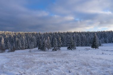 Thüringen 'de karlı kış manzarası