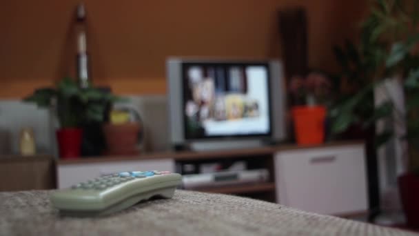 Tv remoto en una mesa — Vídeo de stock