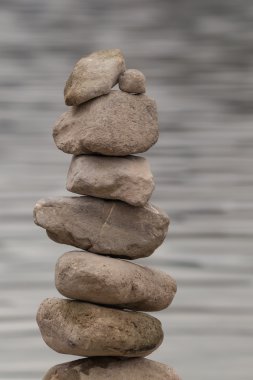 Dengeli bir Kulesi için yığılmış taşlar