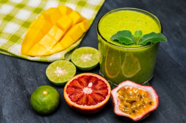 tropikal meyve smoothies