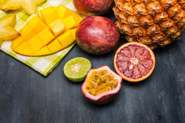 çeşitli tropikal meyveler