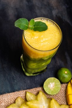 Mango ve ananas güler yüzlü.