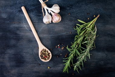 Taze biberiye, baharatlar