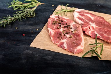 Biberiye, biber ve tuz ile çiğ taze et