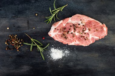 Biberiye, biber ve tuz ile çiğ taze et