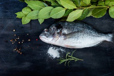 Pişirme işlemi çiğ dorado balık