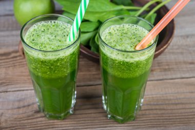 Ahşap masa üzerinde sağlıklı ıspanak güler yüzlü