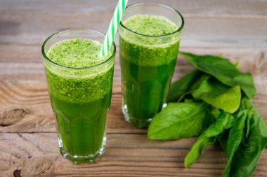 Ahşap masa üzerinde sağlıklı ıspanak güler yüzlü