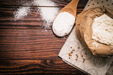 rustik masa üzerine un.