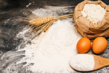 Un ve yumurta siyah masada.