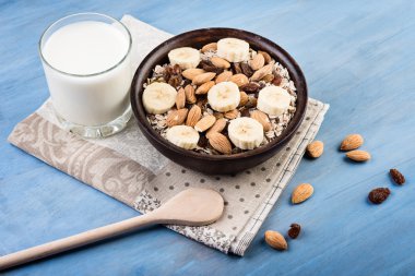 Granola ve ahşap masa günü kahvaltıda musli.