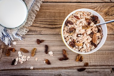 Granola ve ahşap masa günü kahvaltıda musli.
