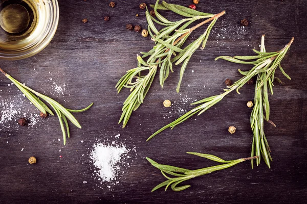 Rosmarin, peppar och salt. — Stockfoto