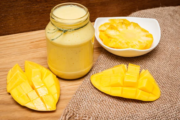 Batidos de mango y frutas tropicales — Foto de Stock