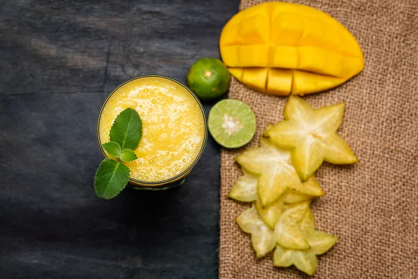 Frullato di mango e ananas . — Foto Stock