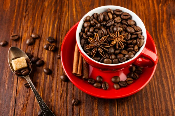 Tazza rossa di caffè con chicchi di caffè — Foto Stock