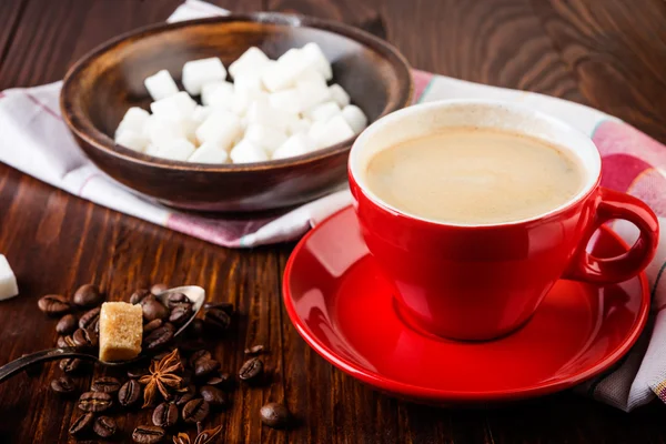 Черный кофе с темным шоколадом, бобами и сахаром — стоковое фото