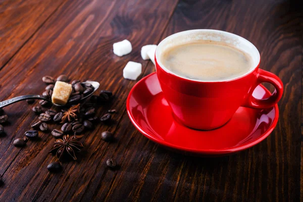 Caffè nero con cioccolato fondente, fagioli e zucchero — Foto Stock