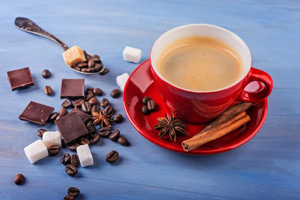 Café negro con chocolate negro, frijoles y azúcar —  Fotos de Stock