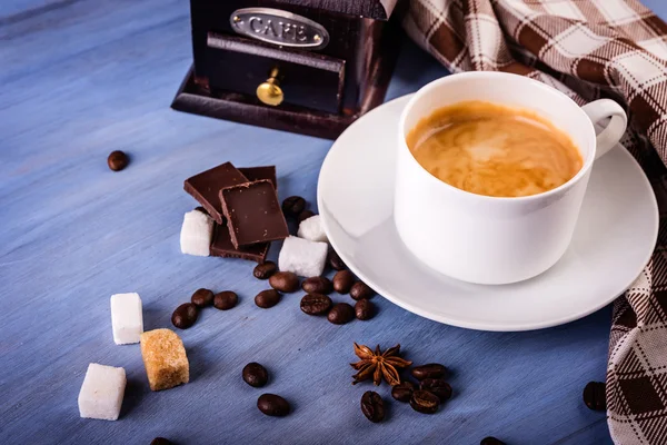 Café negro con chocolate negro, frijoles y azúcar —  Fotos de Stock