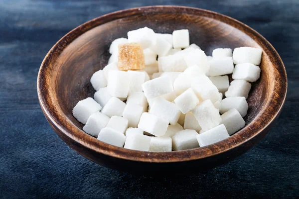 Cubos de azúcar blanco y moreno —  Fotos de Stock