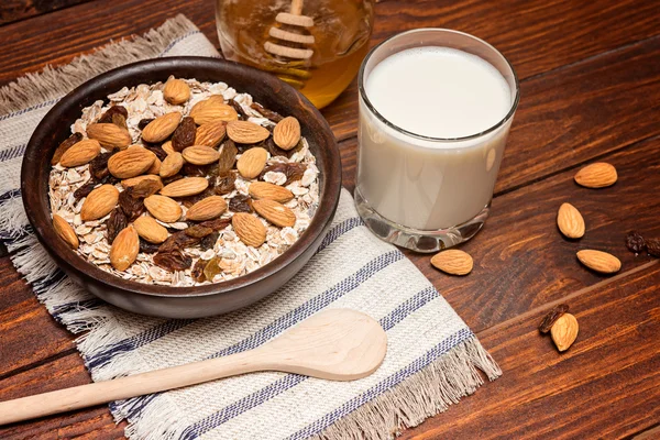 Muesli en muesli voor het ontbijt houten tafel. — Stockfoto