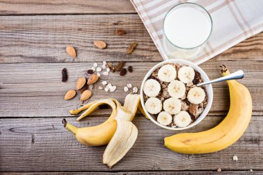 Granola ve ahşap masa günü kahvaltıda musli.