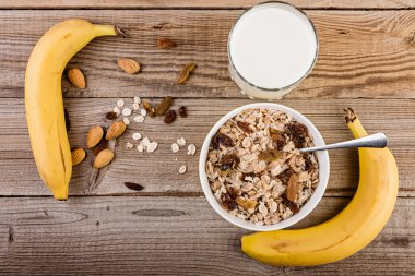 Granola ve ahşap masa günü kahvaltıda musli.