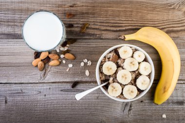 Granola ve ahşap masa günü kahvaltıda musli.