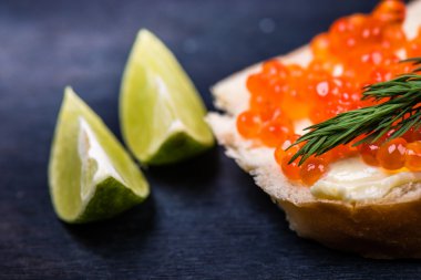 tereyağı ve kireç ile kırmızı havyar ile ekmek