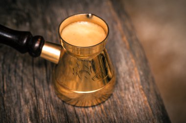 Kahve çekirdekleri ve cezve Türk kahvesi için