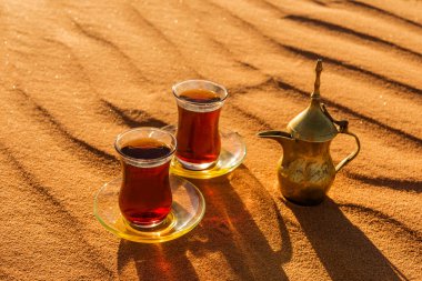 Çölde geleneksel bardaklarda Arapça çay
