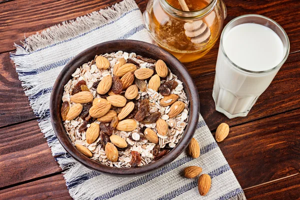 Muesli en muesli voor het ontbijt houten tafel. — Stockfoto