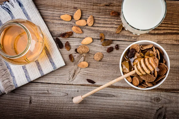 Muesli en muesli voor het ontbijt houten tafel. — Stockfoto